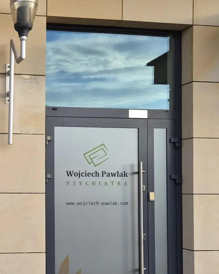 Wejście do gabinetu psychiatrycznego lek. Wojciecha Pawlaka – drzwi z tabliczką